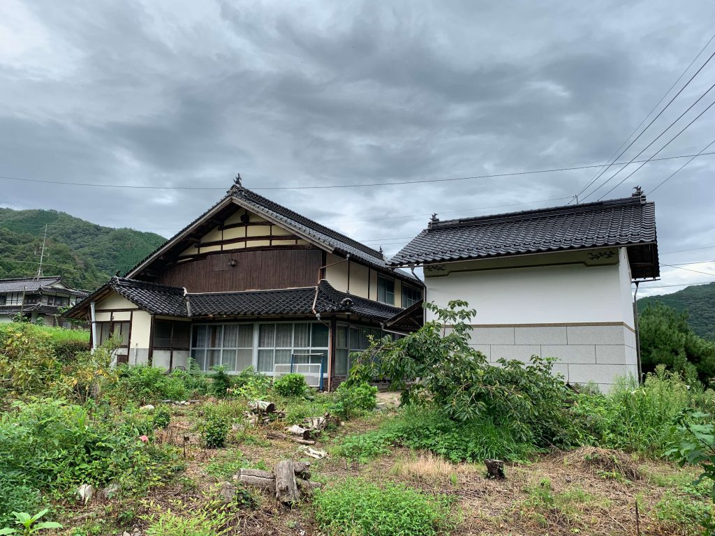 家庭菜園や果樹栽培が楽しめる、土蔵付きの古民家（No.140 神郷下神代） ニミログ｜田舎暮らし・移住に関するWEBマガジン